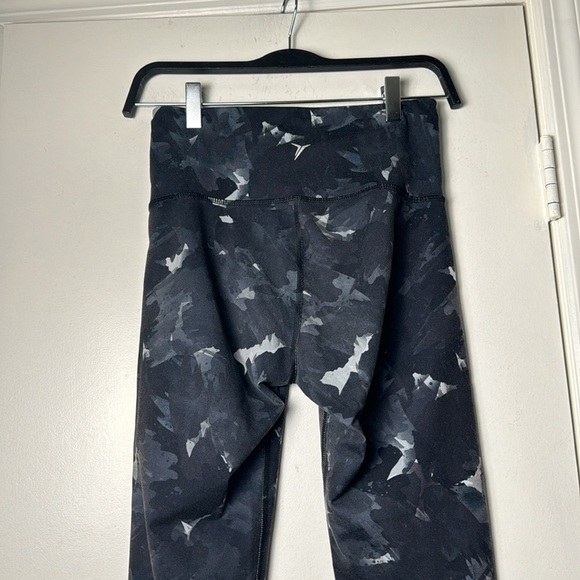 Old Navy Active Gray Pattern Go-Dry Athletic Workout Leggings Size Small - Picture 4 of 6
